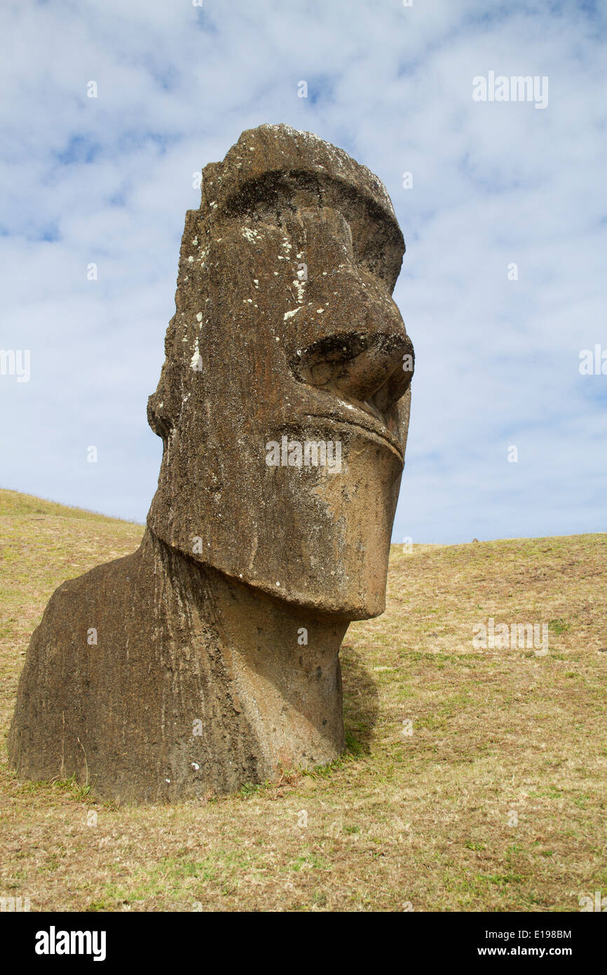 Statua chiamata moai scolpito dal tufo vulcanico rock alla cava sul versante di Rano Raraku, un vulcano estinto Foto Stock