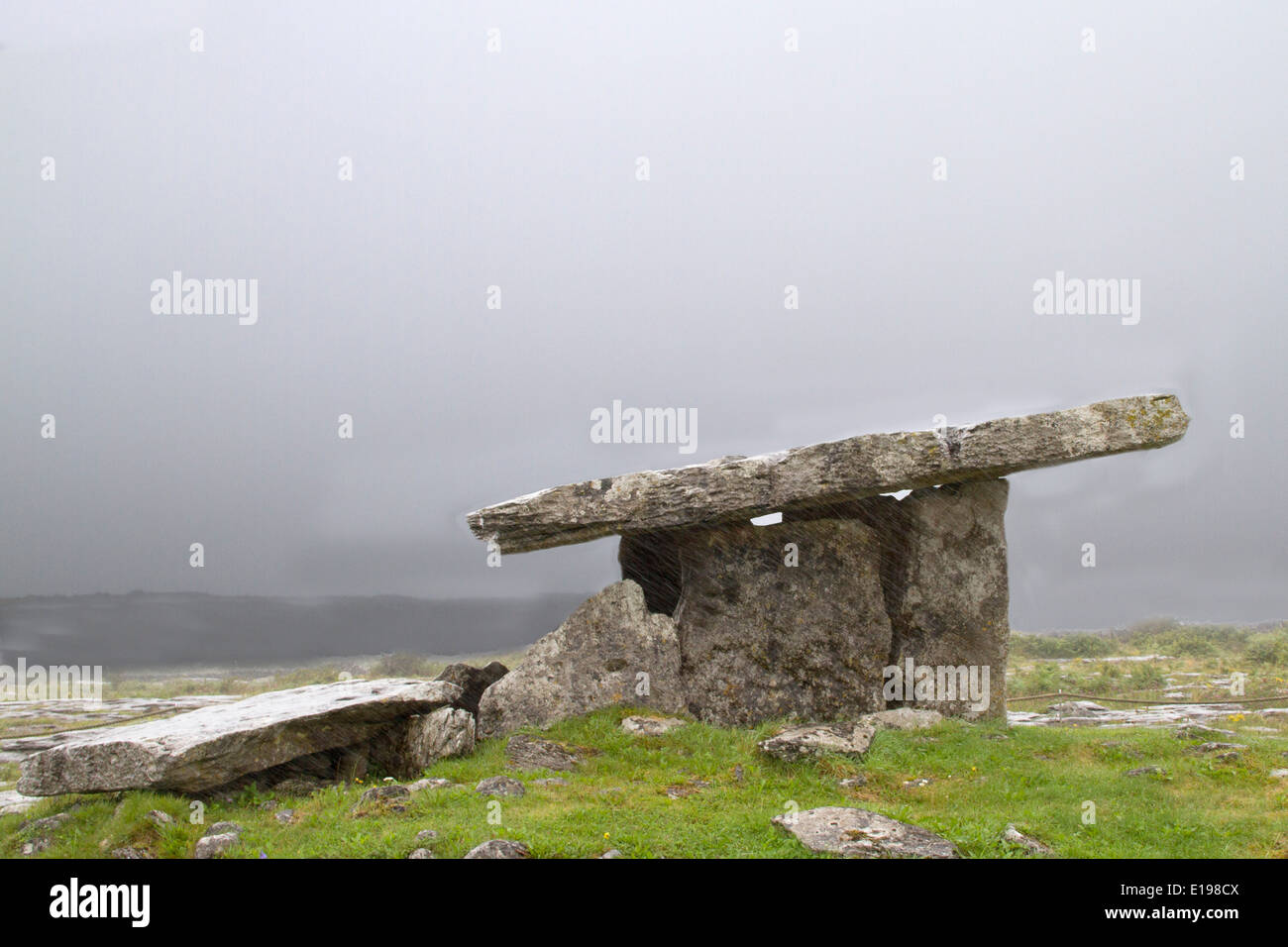 Poulnabrone Dolmen tlmb portale circa 2500 A.C. Il Burren County Clare, Irlanda Foto Stock