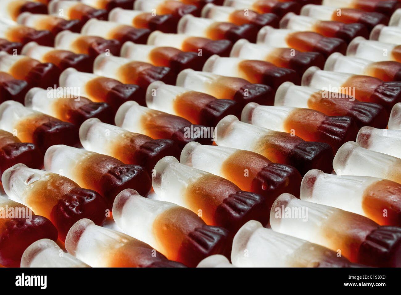 Bottiglia di cola sfondo disposte in righe Foto Stock