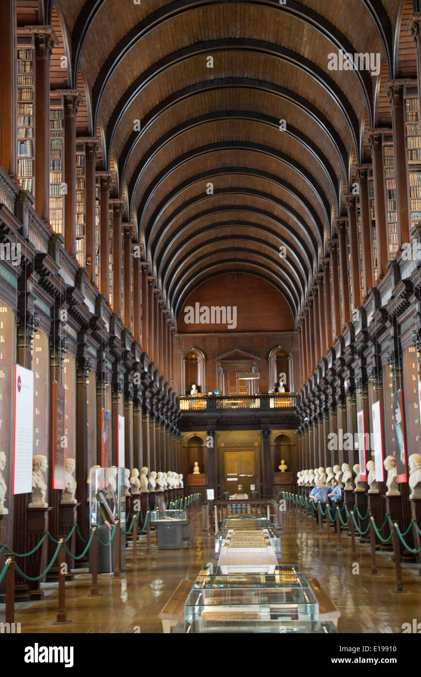 Sala lunga costruita nel 1732 è di 210 piedi lungo e ospita una collezione di libri antiquario il Trinity College di Dublino,l'Irlanda Foto Stock