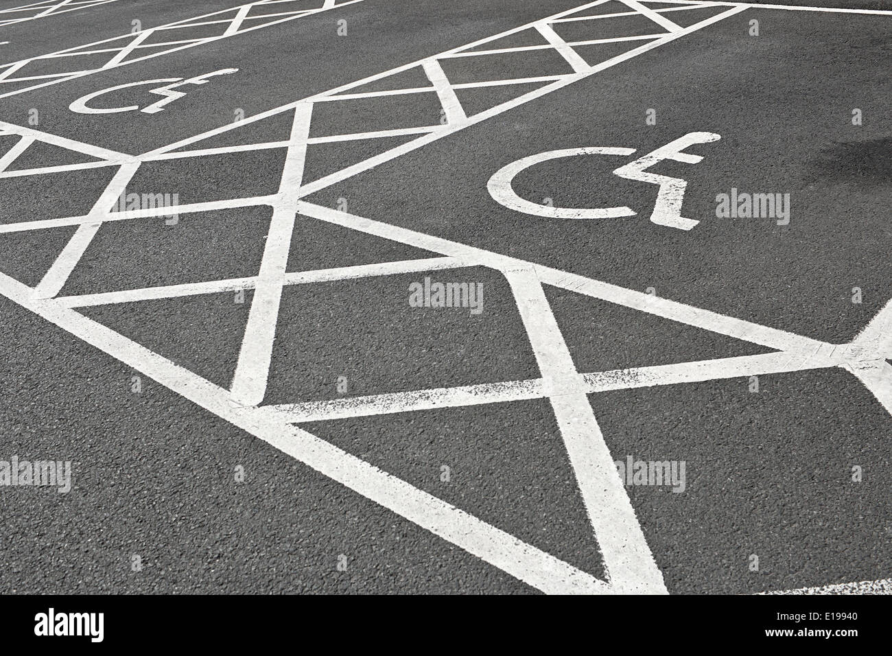 Parcheggio Disabili spazio o alloro riservato per le persone con disabilità e di spazio extra per il caricamento di una sedia a rotelle Foto Stock