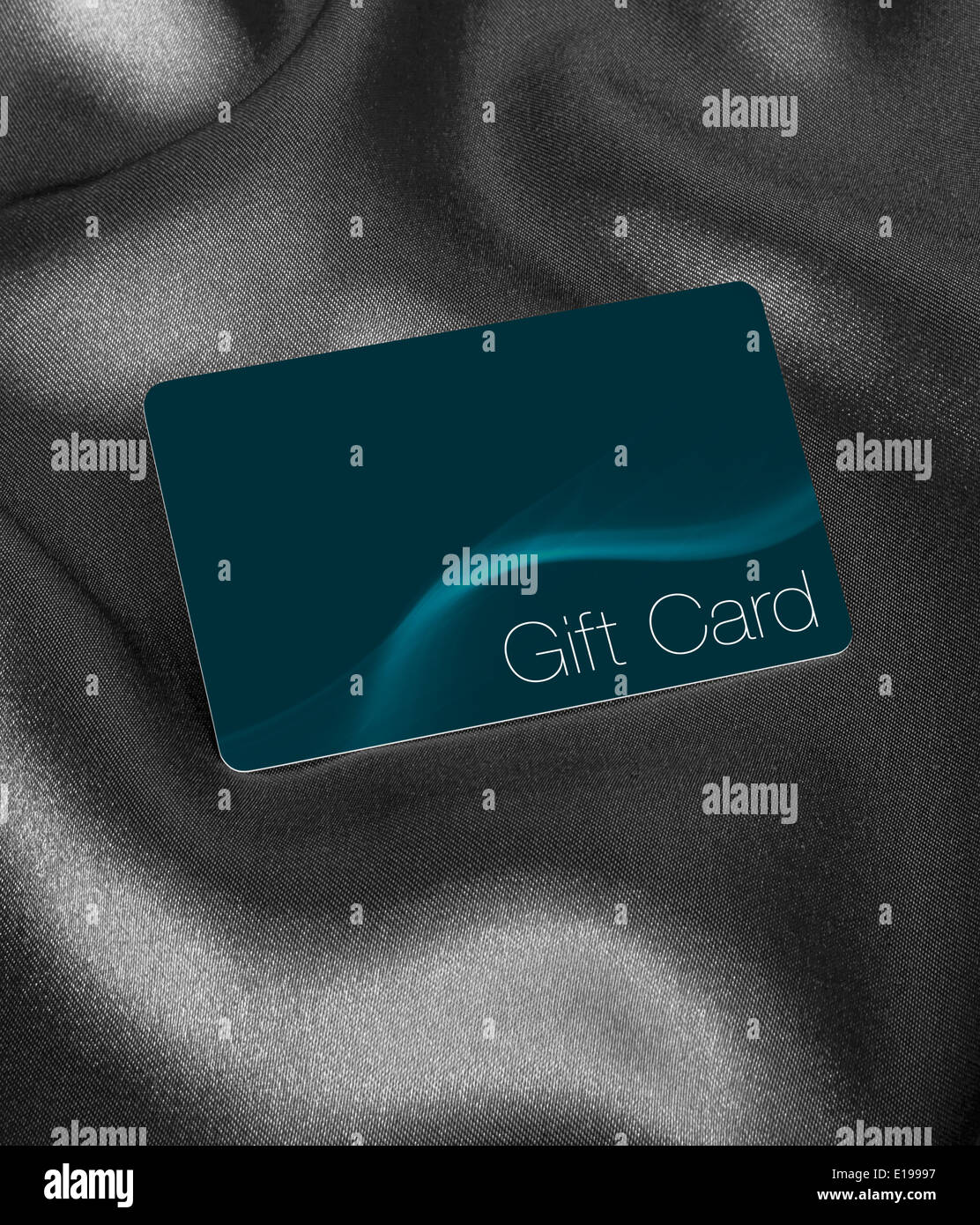 Conservare la carta regalo ora utilizzato invece di buoni regalo contro uno sfondo di seta con la zona vuota per inserire il proprio marchio o logo Foto Stock