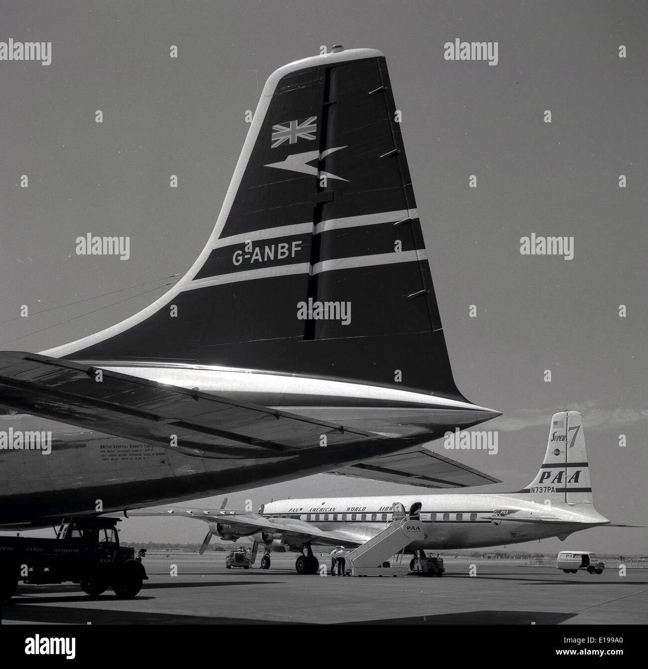 Anni Cinquanta foto storiche di una coda di un OAC Bristol Britannia G-ANBF aereo aereo aereo sulla pista di atterraggio all'Aeroporto di Londra. Foto Stock