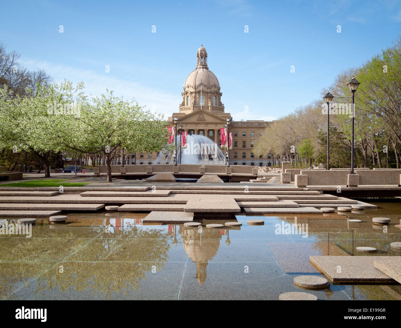 Una molla vista del legislatore Alberta Building e di Alberta legislatura motivi in Edmonton, Alberta, Canada. Foto Stock