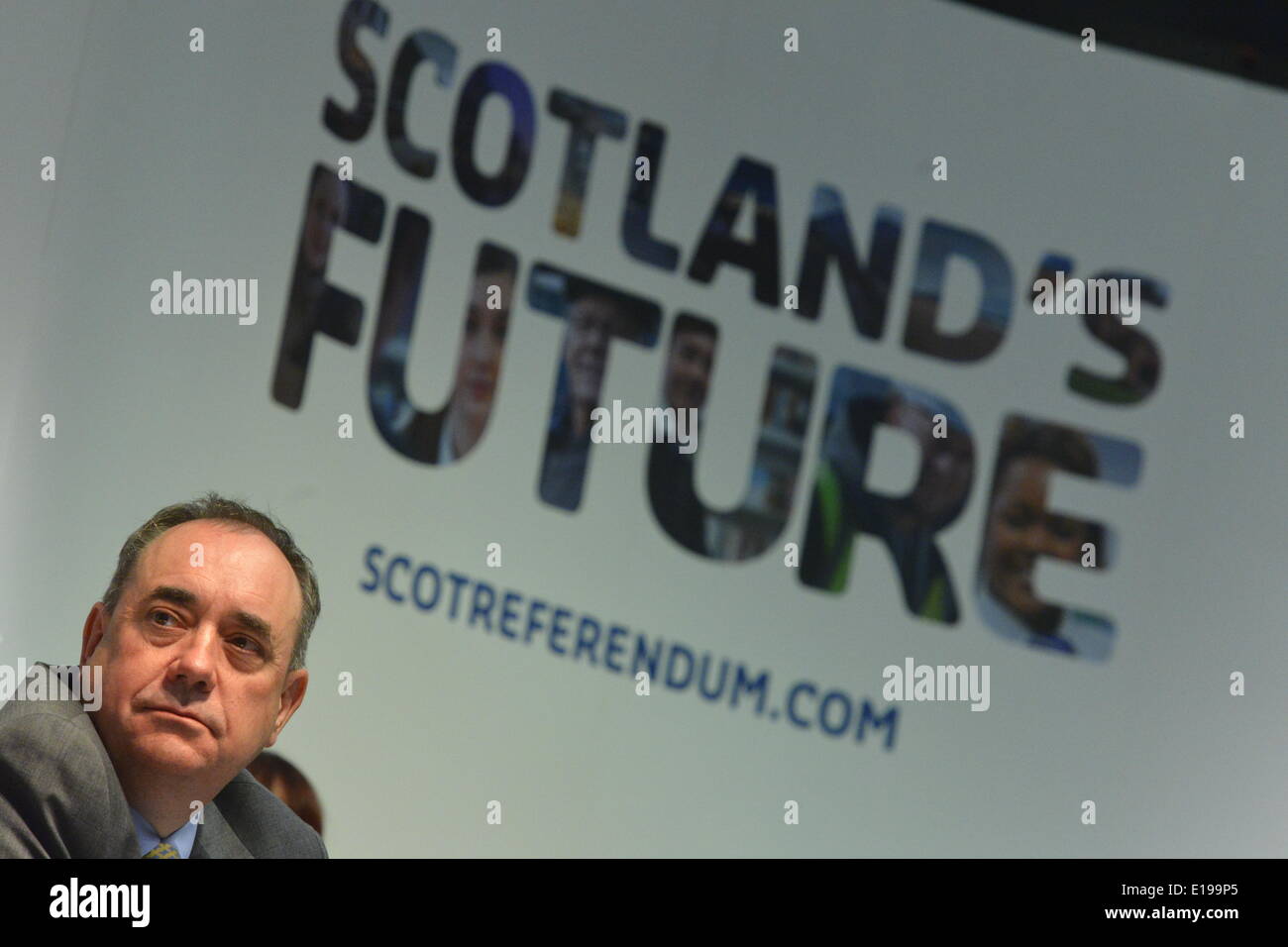 Rutherglen, Lanarkshire meridionale, Scozia, Regno Unito. 27 maggio 2014. Il primo ministro Alex Salmond e il gabinetto scozzese si sono incontrati presso il Fernhill Community Center e hanno tenuto un incontro in cui i membri del pubblico hanno posto domande martedì 27 maggio 2014 a Rutherglen, nel Lanarkshire meridionale. L'incontro si è svolto in una serie successiva alla pubblicazione del "futuro di Scotland" e in vista del referendum per l'indipendenza del 18 settembre. © David Gordon/Alamy Live News Foto Stock