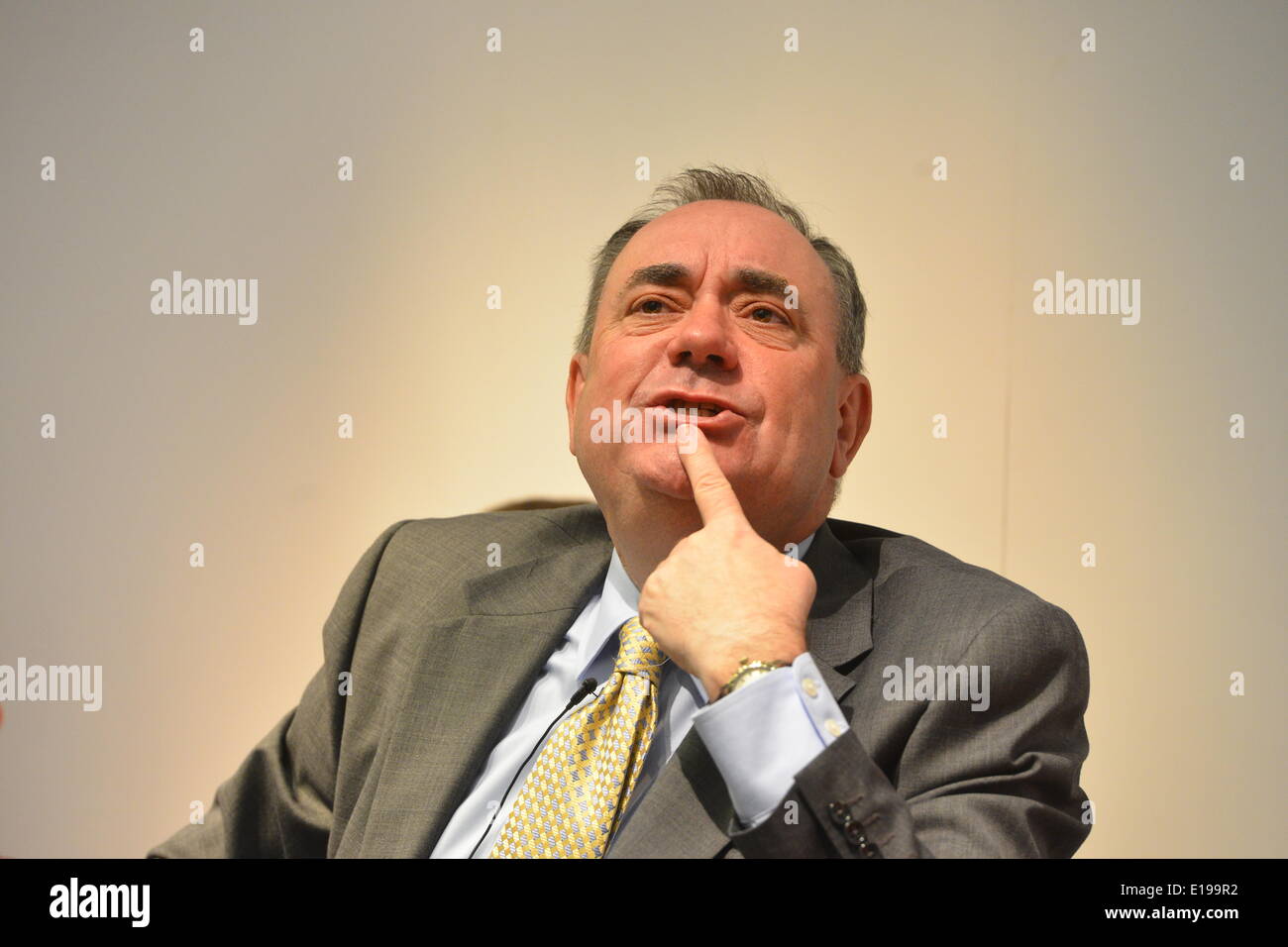Rutherglen, Lanarkshire meridionale, Scozia, Regno Unito. 27 maggio 2014. Alex Salmond pensa di "appozioni" gli studenti della scuola elementare Cathkin al suo gabinetto. Salmond ha incontrato i bambini in seguito ad una riunione in cui i membri del pubblico hanno fatto domande martedì 27 maggio 2014 a Rutherglen, nel Lanarkshire meridionale. L'incontro si è svolto in una serie successiva alla pubblicazione del "futuro di Scotland" e in vista del referendum per l'indipendenza del 18 settembre. © David Gordon/Alamy Live News Foto Stock