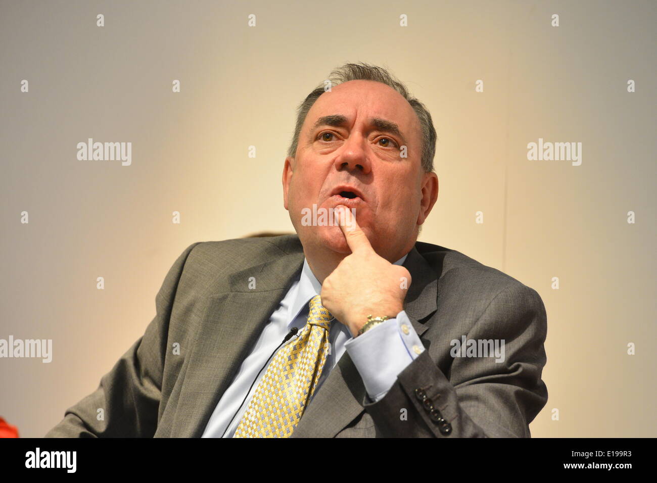 Rutherglen, Lanarkshire meridionale, Scozia, Regno Unito. 27 maggio 2014. Alex Salmond pensa di "appozioni" gli studenti della scuola elementare Cathkin al suo gabinetto. Salmond ha incontrato i bambini in seguito ad una riunione in cui i membri del pubblico hanno fatto domande martedì 27 maggio 2014 a Rutherglen, nel Lanarkshire meridionale. L'incontro si è svolto in una serie successiva alla pubblicazione del "futuro di Scotland" e in vista del referendum per l'indipendenza del 18 settembre. © David Gordon/Alamy Live News Foto Stock