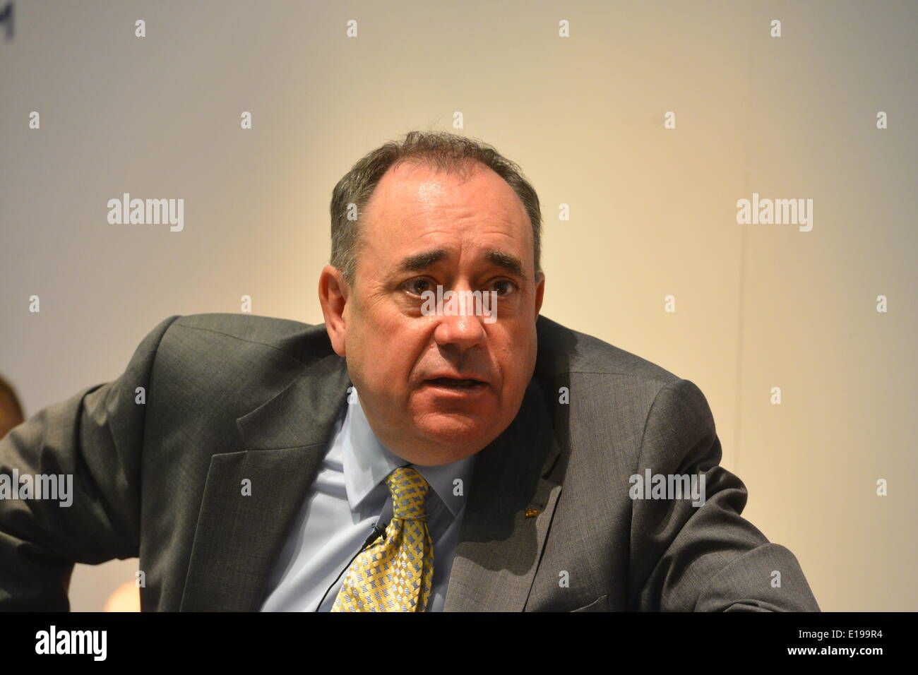 Rutherglen, Lanarkshire meridionale, Scozia, Regno Unito. 27 maggio 2014. Alex Salmond pensa di "appozioni" gli studenti della scuola elementare Cathkin al suo gabinetto. Salmond ha incontrato i bambini in seguito ad una riunione in cui i membri del pubblico hanno fatto domande martedì 27 maggio 2014 a Rutherglen, nel Lanarkshire meridionale. L'incontro si è svolto in una serie successiva alla pubblicazione del "futuro di Scotland" e in vista del referendum per l'indipendenza del 18 settembre. © David Gordon/Alamy Live News Foto Stock