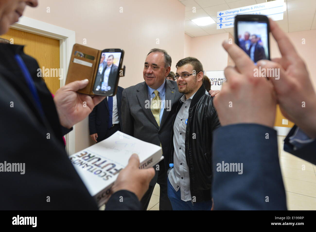 Rutherglen, Lanarkshire meridionale, Scozia, Regno Unito. 27 maggio 2014. Il primo ministro Alex Salmond firma autografi e si pone per le immagini dopo un incontro in cui i membri del pubblico hanno fatto domande martedì 27 maggio 2014 a Rutherglen, nel Lanarkshire meridionale. L'incontro si è svolto in una serie successiva alla pubblicazione del "futuro di Scotland" e in vista del referendum per l'indipendenza del 18 settembre. © David Gordon/Alamy Live News Foto Stock