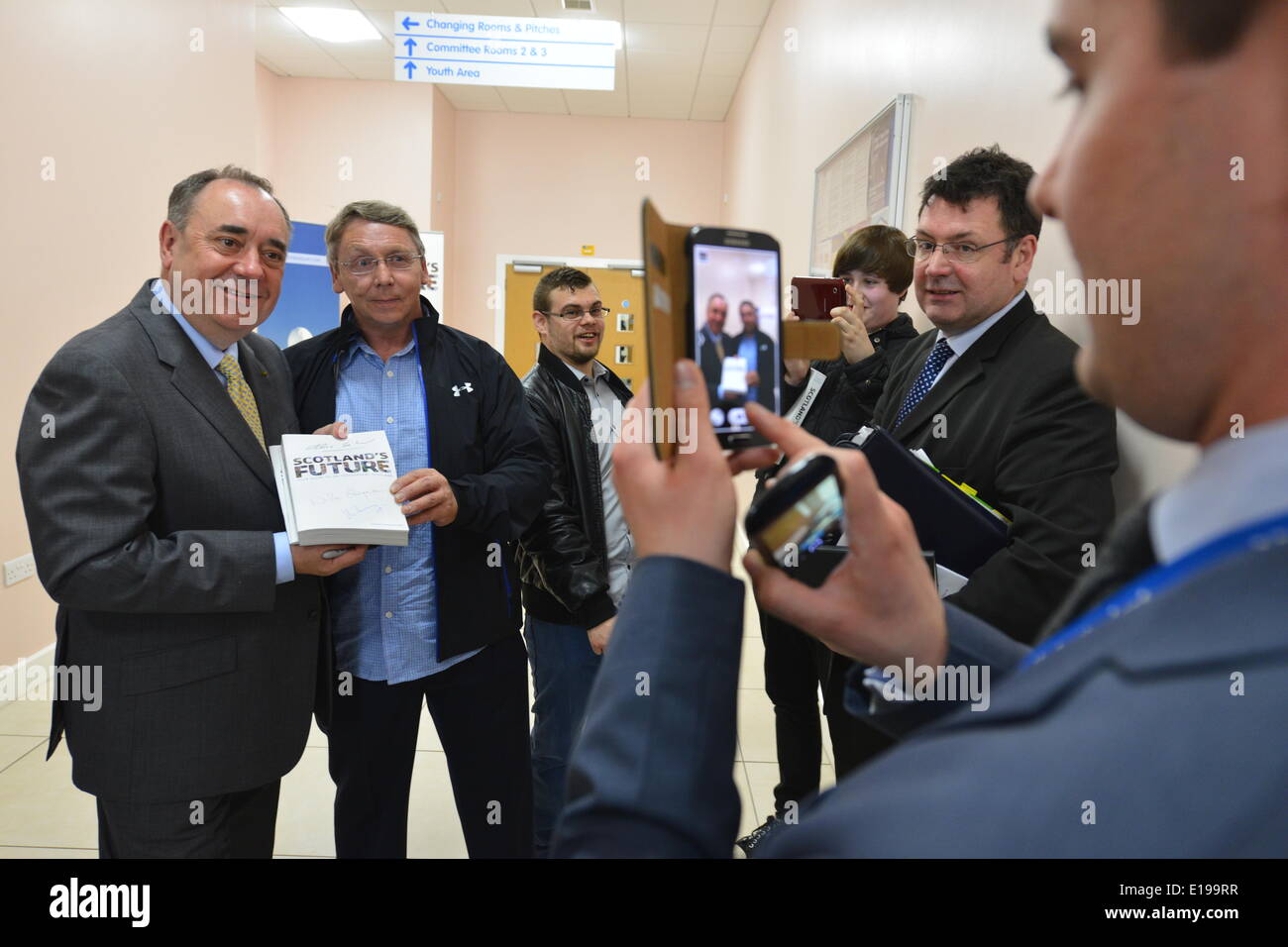 Rutherglen, Lanarkshire meridionale, Scozia, Regno Unito. 27 maggio 2014. Il primo ministro Alex Salmond firma autografi e si pone per le immagini dopo un incontro in cui i membri del pubblico hanno fatto domande martedì 27 maggio 2014 a Rutherglen, nel Lanarkshire meridionale. L'incontro si è svolto in una serie successiva alla pubblicazione del "futuro di Scotland" e in vista del referendum per l'indipendenza del 18 settembre. © David Gordon/Alamy Live News Foto Stock