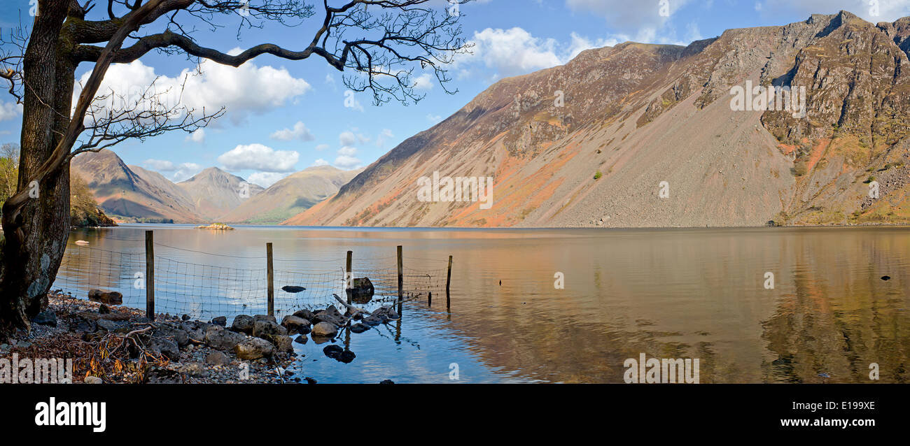 Ghiaioni Wastwater sul lato di Englands corpo profondo di acqua nei laghi occidentali del Lake District inglese Foto Stock
