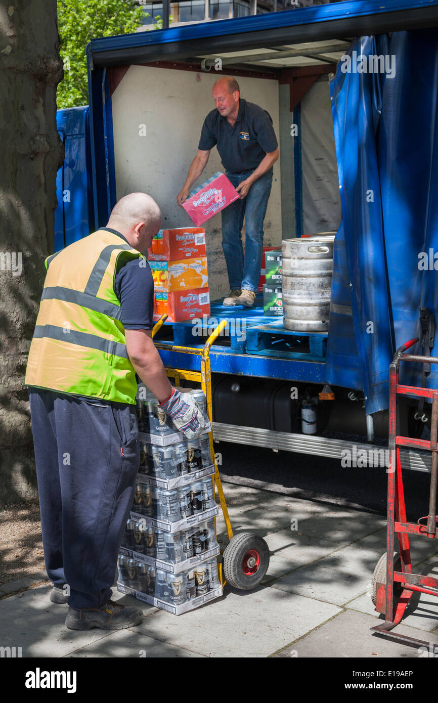 Operai drink di scarico forniture dal camion di consegna. Foto Stock