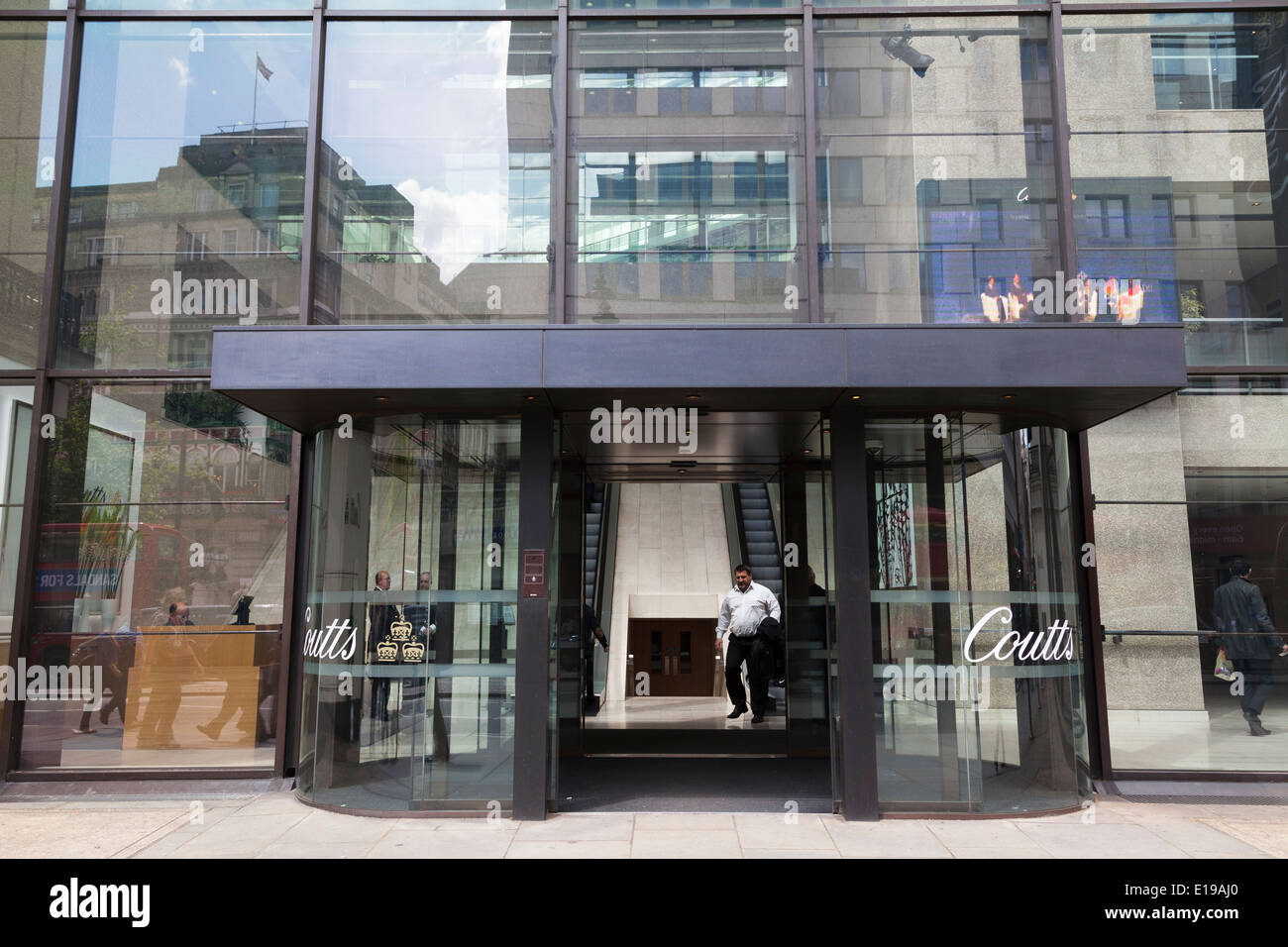 Ingresso Coutts Bank sullo Strand a Londra. Foto Stock