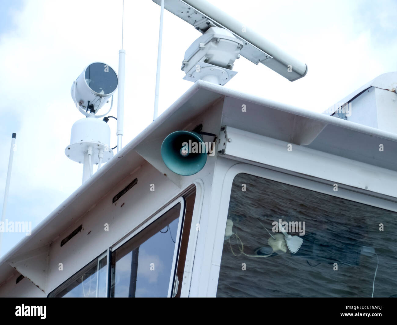 Luci e altoparlante a una nave Foto Stock