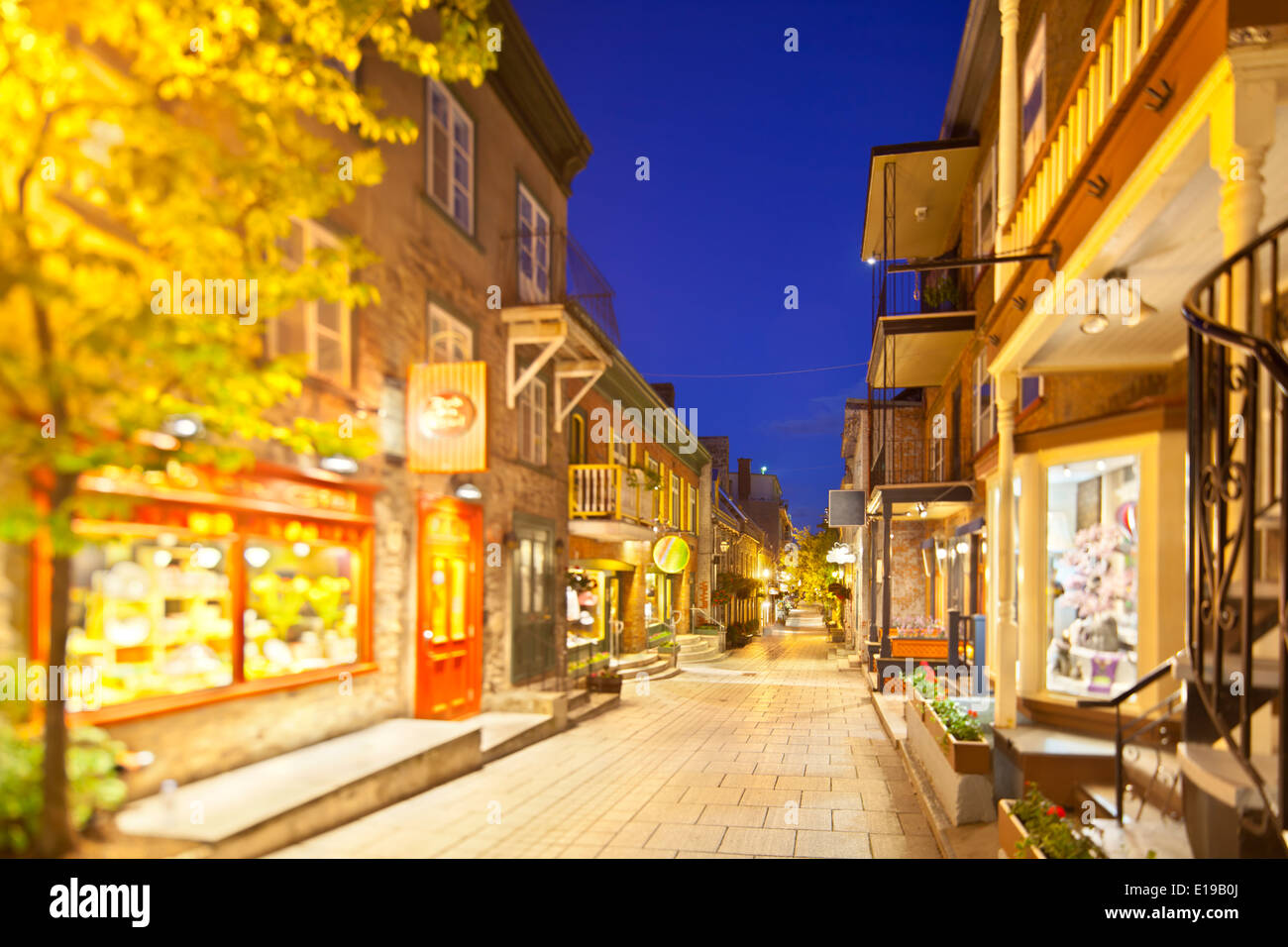 Una bella strada dello shopping nel centro di Quebec City, in Canada con il piano di fuoco inclinato a fianco della strada Foto Stock