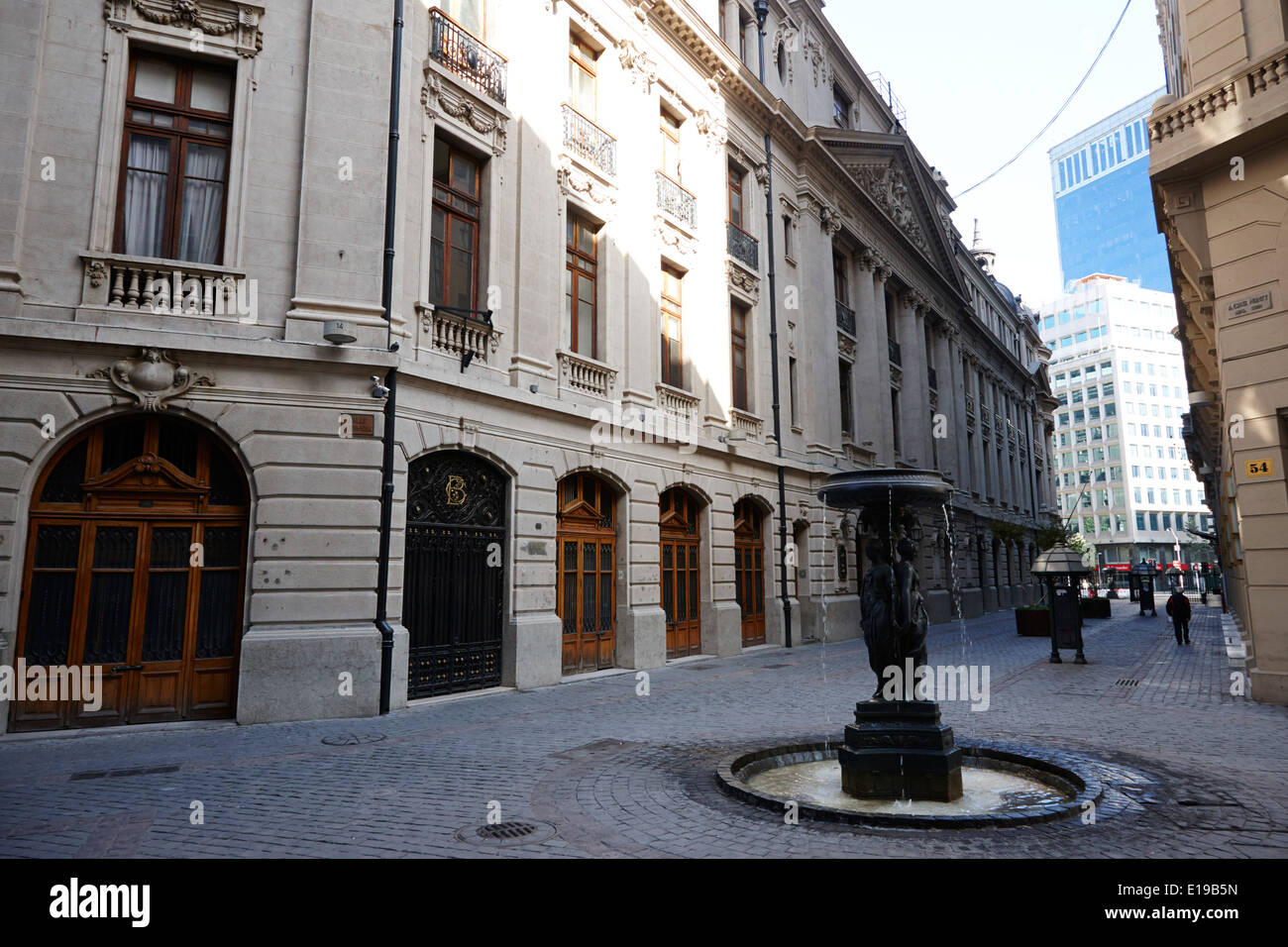Fontana in calle Nueva York accanto a Santiago stock exchange Cile Foto Stock