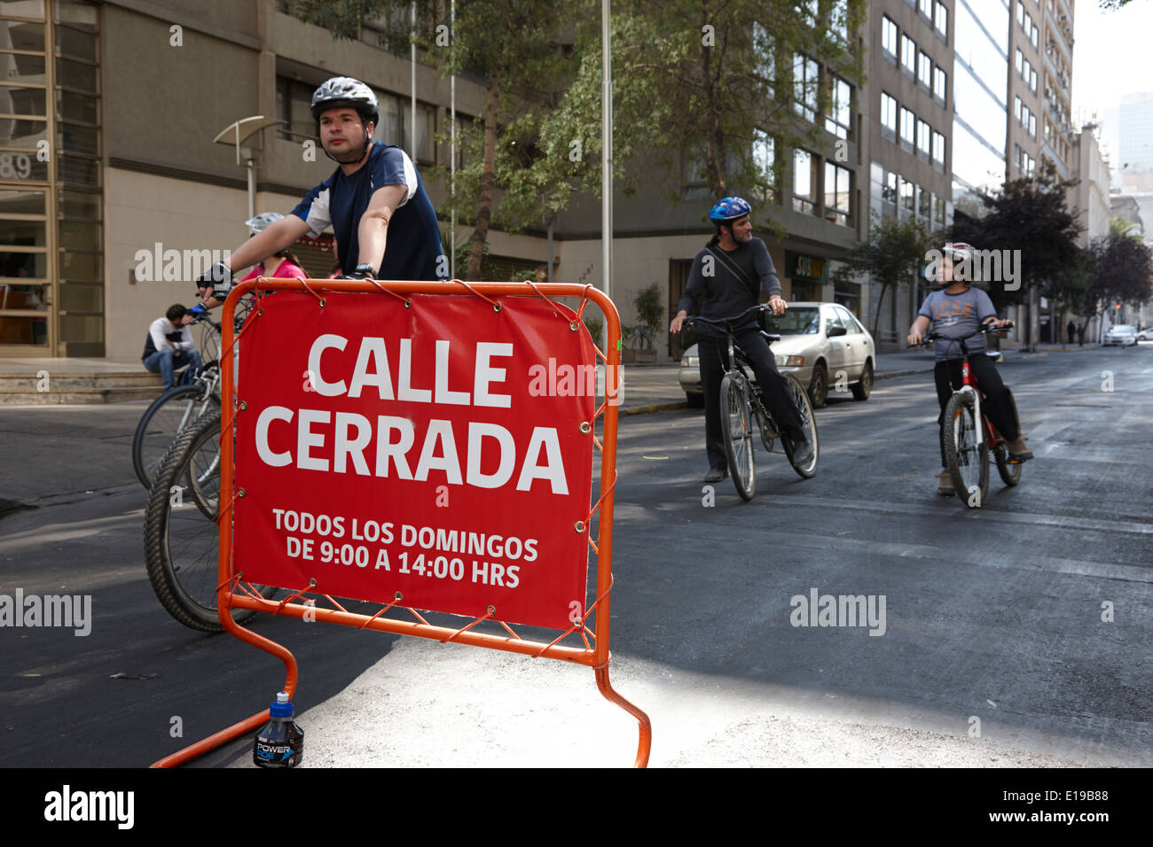La domenica mattina le strade chiuse per i ciclisti e gli escursionisti Santiago del Cile Foto Stock