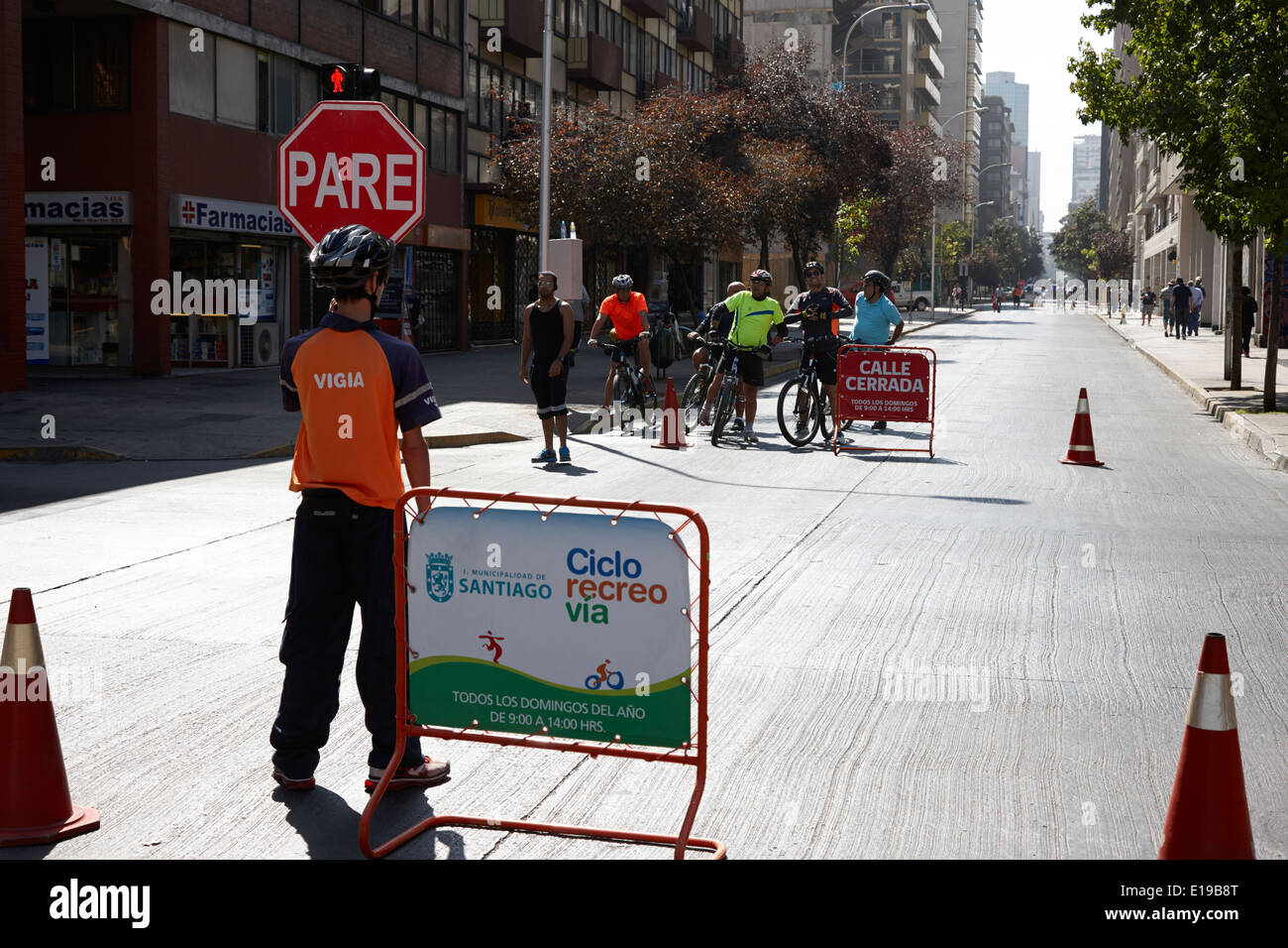 La domenica mattina le strade chiuse per i ciclisti e gli escursionisti Santiago del Cile Foto Stock