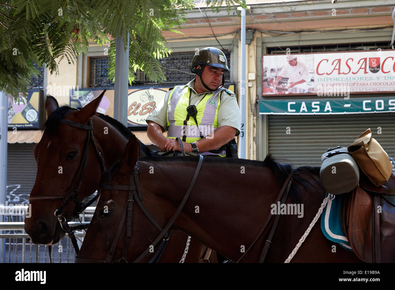 Funzionario di polizia a cavallo carabineros de chile polizia nazionale di Santiago del Cile Foto Stock
