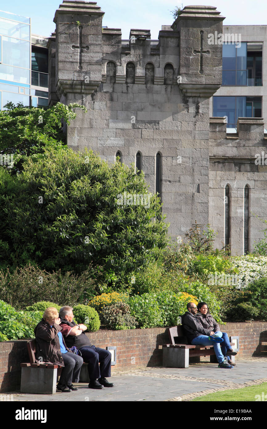 Irlanda, Dublino, castello, giardini Dubhlinn, persone Foto Stock