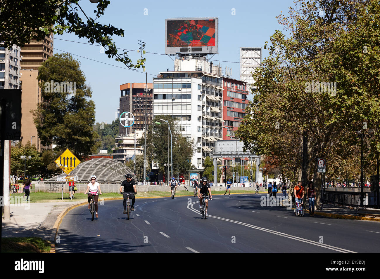 La domenica mattina le strade chiuse per i ciclisti e gli escursionisti providencia Santiago del Cile Foto Stock