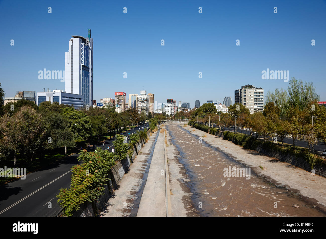 Fiume Mapocho, che scorre attraverso la providencia Santiago del Cile Foto Stock