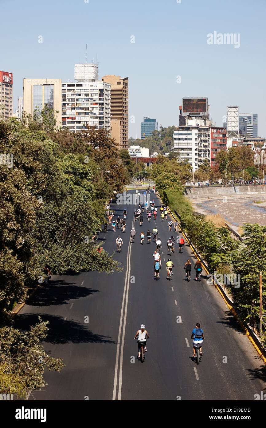 La domenica mattina le strade chiuse per i ciclisti e gli escursionisti providencia Santiago del Cile Foto Stock