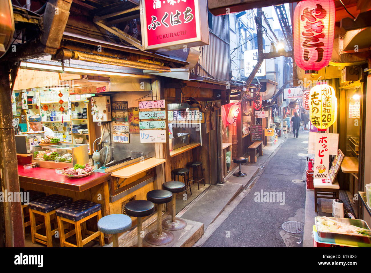 Yakitori ristoranti su Shomben Yokocho in Shinjuku, Tokyo, Giappone Foto Stock