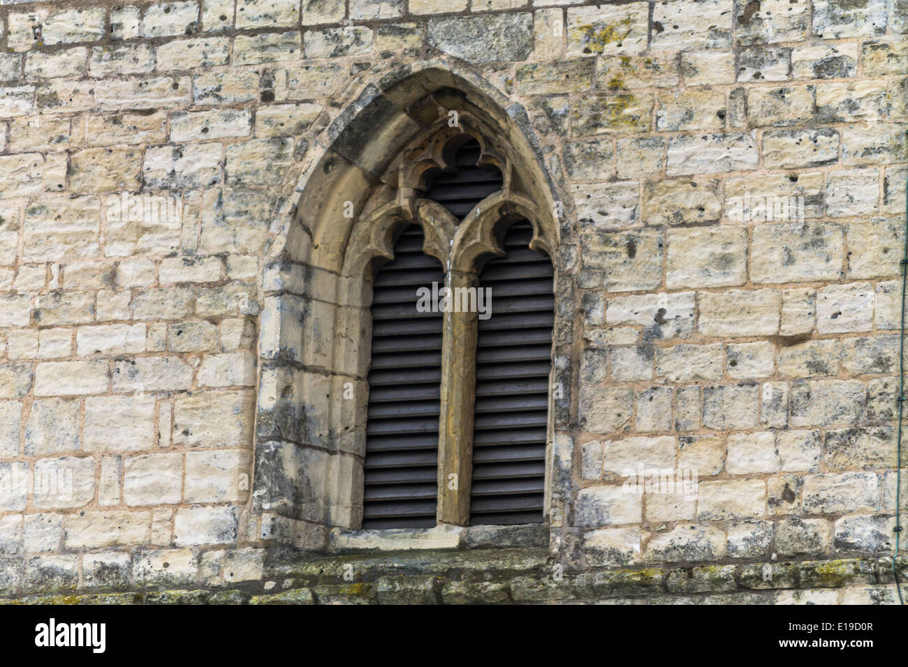 Finestra di una vecchia chiesa Foto Stock