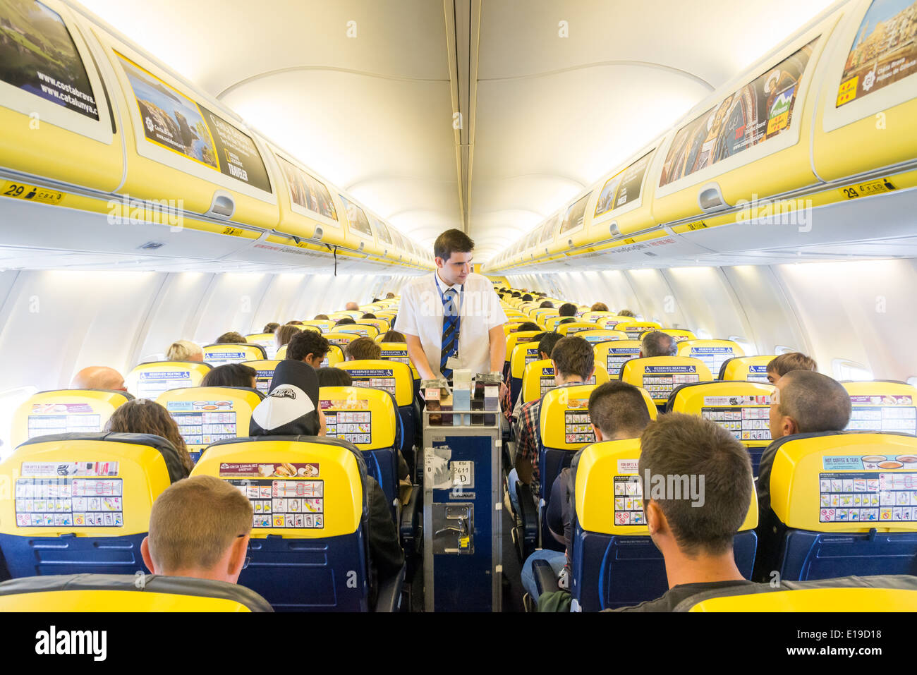 Carrello Il servizio a bordo di un volo Ryanair, England, Regno Unito Foto Stock