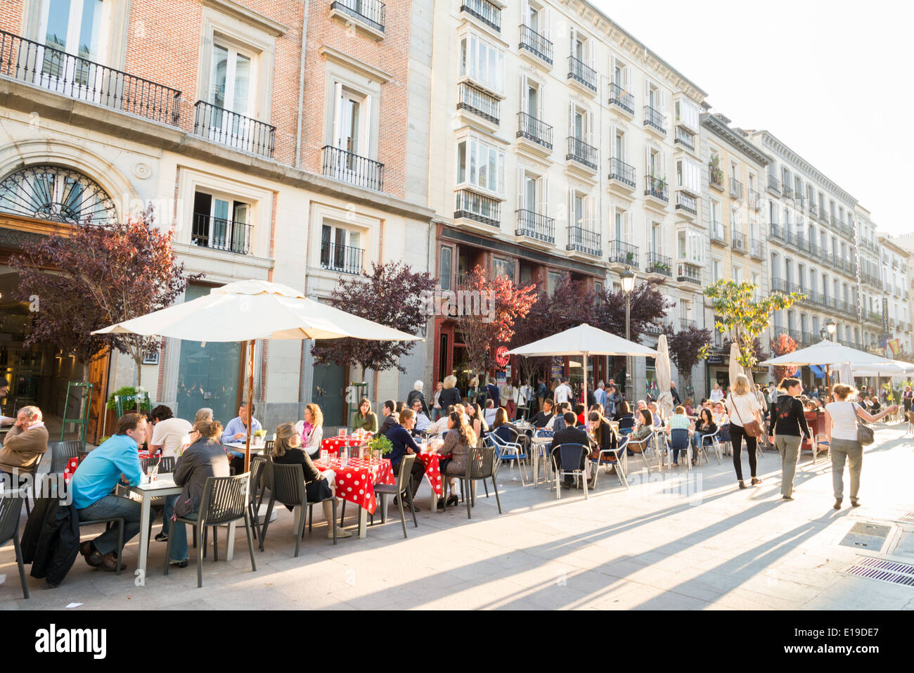 Le barre sul marciapiede in Plaza Angel, quartiere di Huertas, Madrid, Spagna Foto Stock