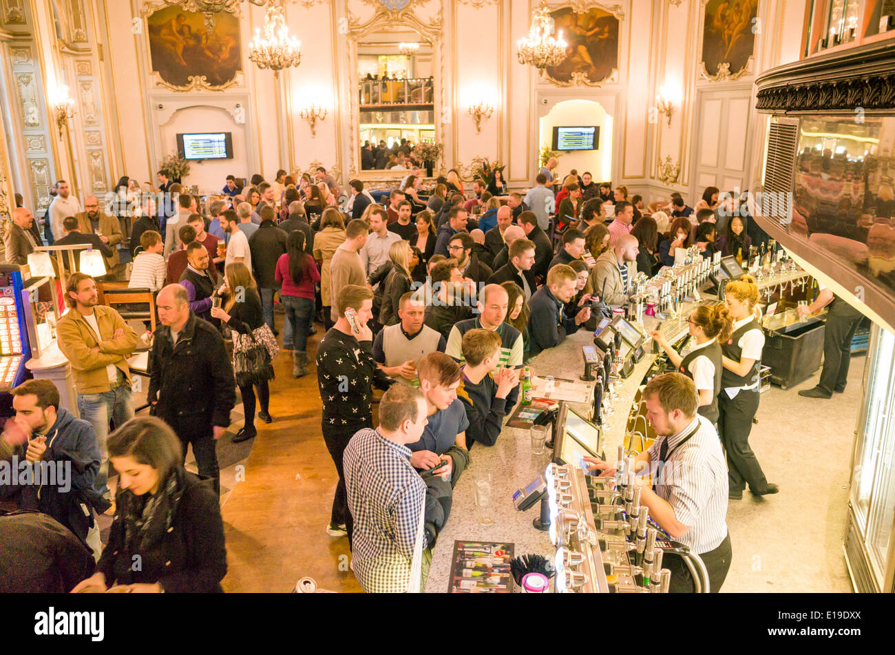 Hamilton Hall JD Wetherspoon pub di Londra, Inghilterra, Regno Unito Foto Stock