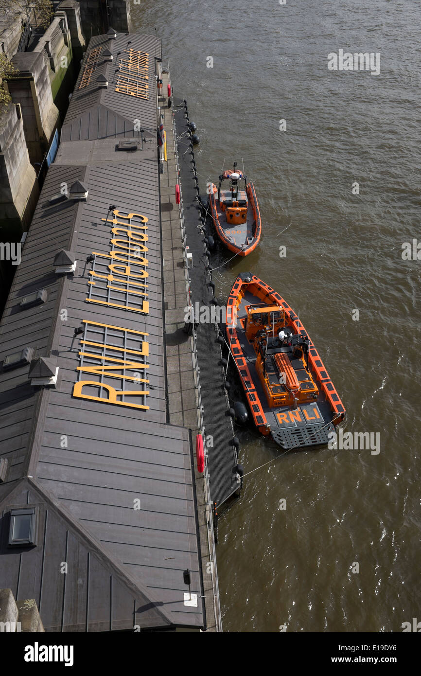 Imbarcazioni di salvataggio RNLI stazione Embankment London Foto Stock