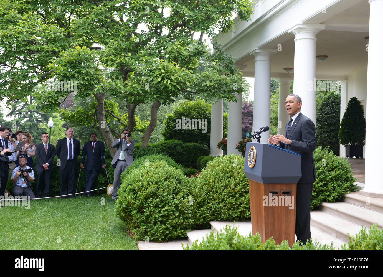 Washington, DC, Stati Uniti d'America. 27 Maggio, 2014. Stati Uniti Il presidente Barack Obama parla al Giardino delle Rose della Casa Bianca di Washington, DC, Stati Uniti, 27 maggio 2014. Stati Uniti Obama ha detto martedì che egli prevede di lasciare 9.800 truppe americane in Afghanistan oltre il 2014. Credito: Yin Bogu/Xinhua/Alamy Live News Foto Stock