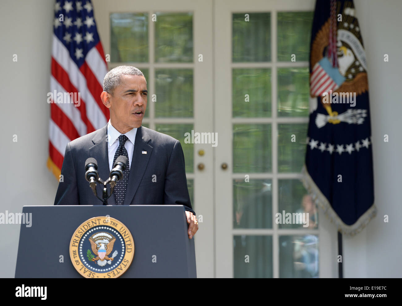 Washington, DC, Stati Uniti d'America. 27 Maggio, 2014. Stati Uniti Il presidente Barack Obama parla al Giardino delle Rose della Casa Bianca di Washington, DC, Stati Uniti, 27 maggio 2014. Stati Uniti Obama ha detto martedì che egli prevede di lasciare 9.800 truppe americane in Afghanistan oltre il 2014. Credito: Yin Bogu/Xinhua/Alamy Live News Foto Stock