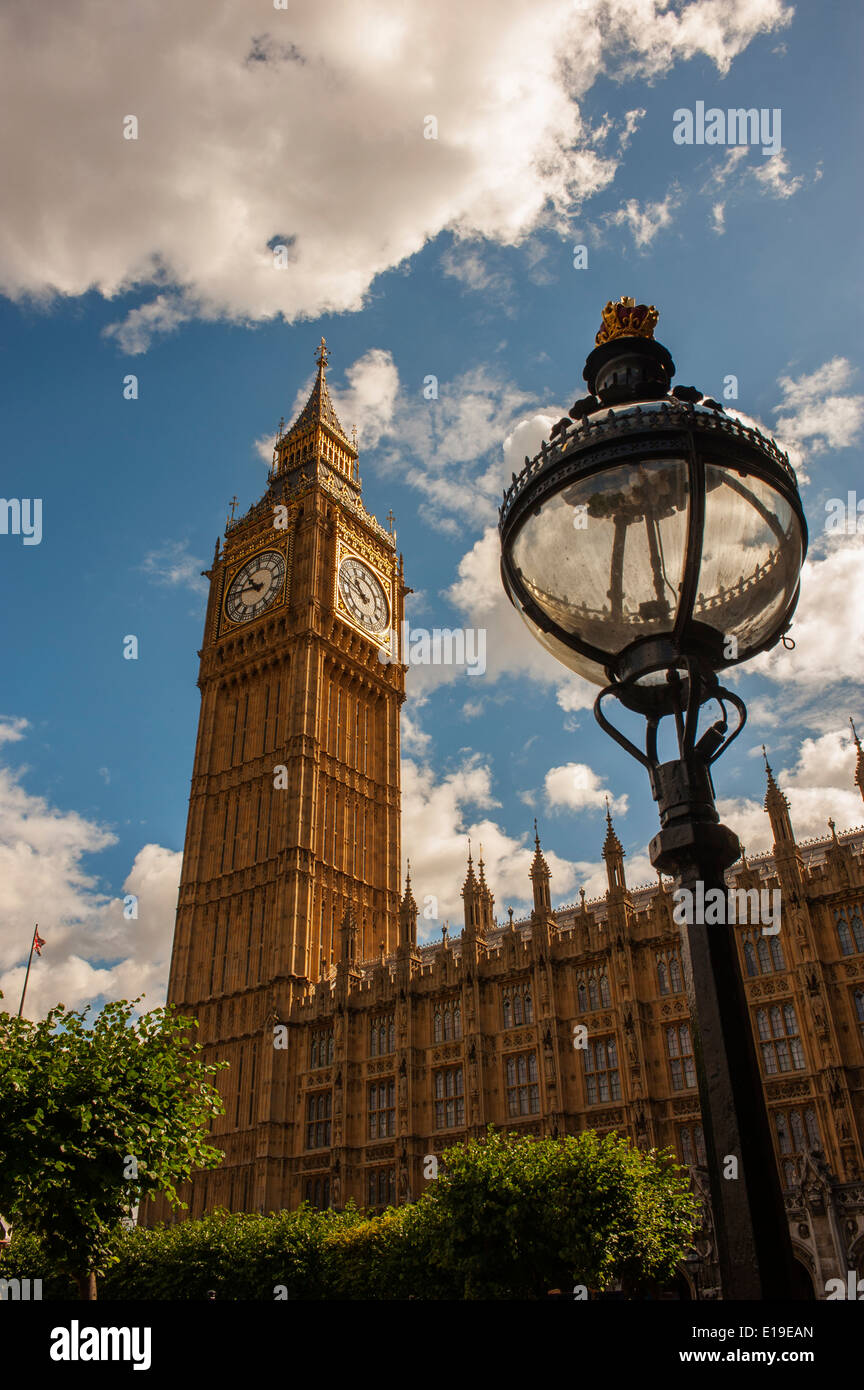 Elisabetta la torre e il Big Ben da palazzo nuovo cantiere. Case del parlamento di Londra. Foto Stock
