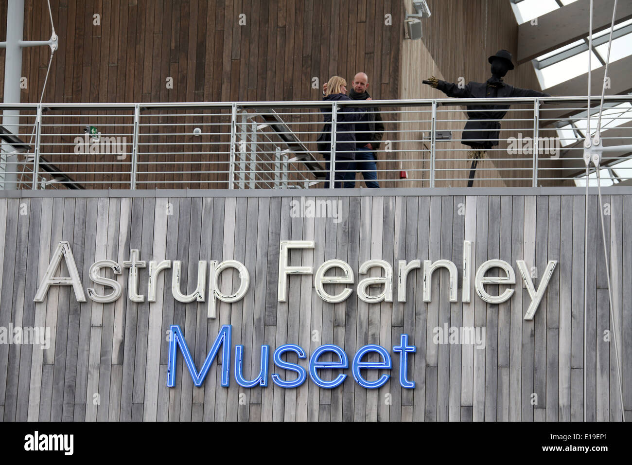 Visitatori presso il nuovo Astrup Fearnley Museum di Arte Moderna a Tjuvholmen a Oslo progettato da Renzo Piano Foto Stock