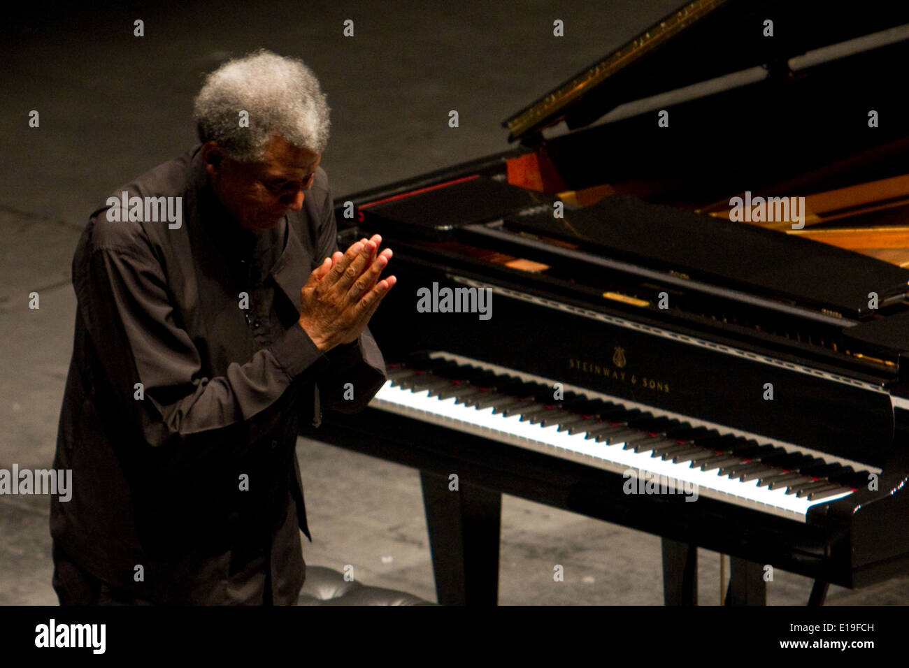 South African pianista Abdullah Ibrahim ringrazia il pubblico dopo il suo pianoforte concerto da solista a Torino Teatro Regio. Foto Stock