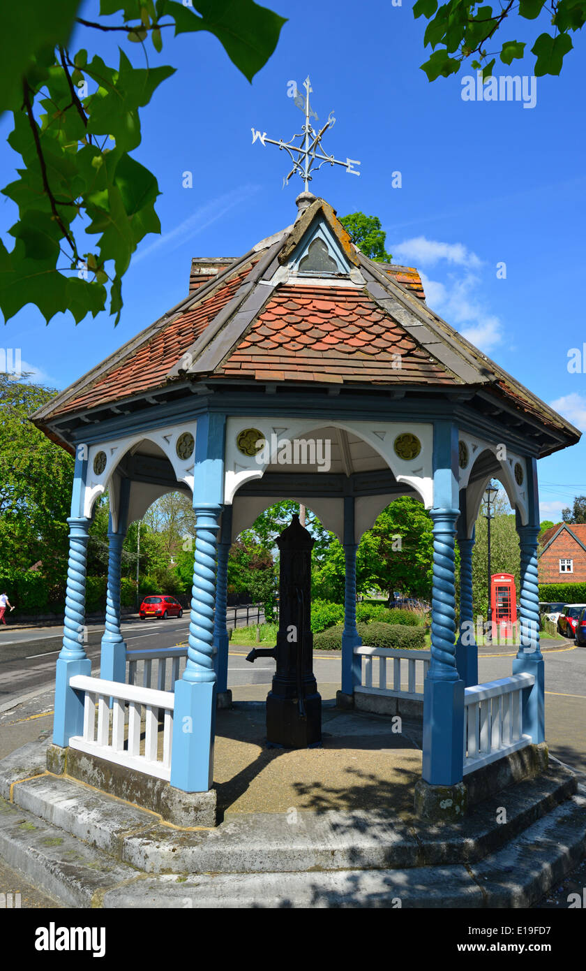 Antico borgo pompa, High Road, Ickenham, London Borough of Hillingdon, Greater London, England, Regno Unito Foto Stock