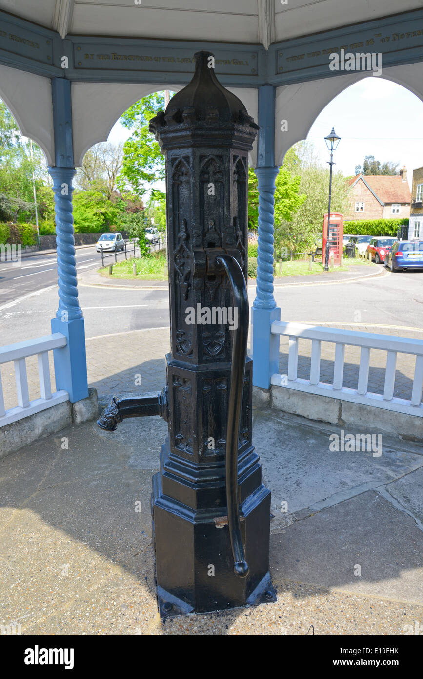 Antico borgo pompa, High Road, Ickenham, London Borough of Hillingdon, Greater London, England, Regno Unito Foto Stock