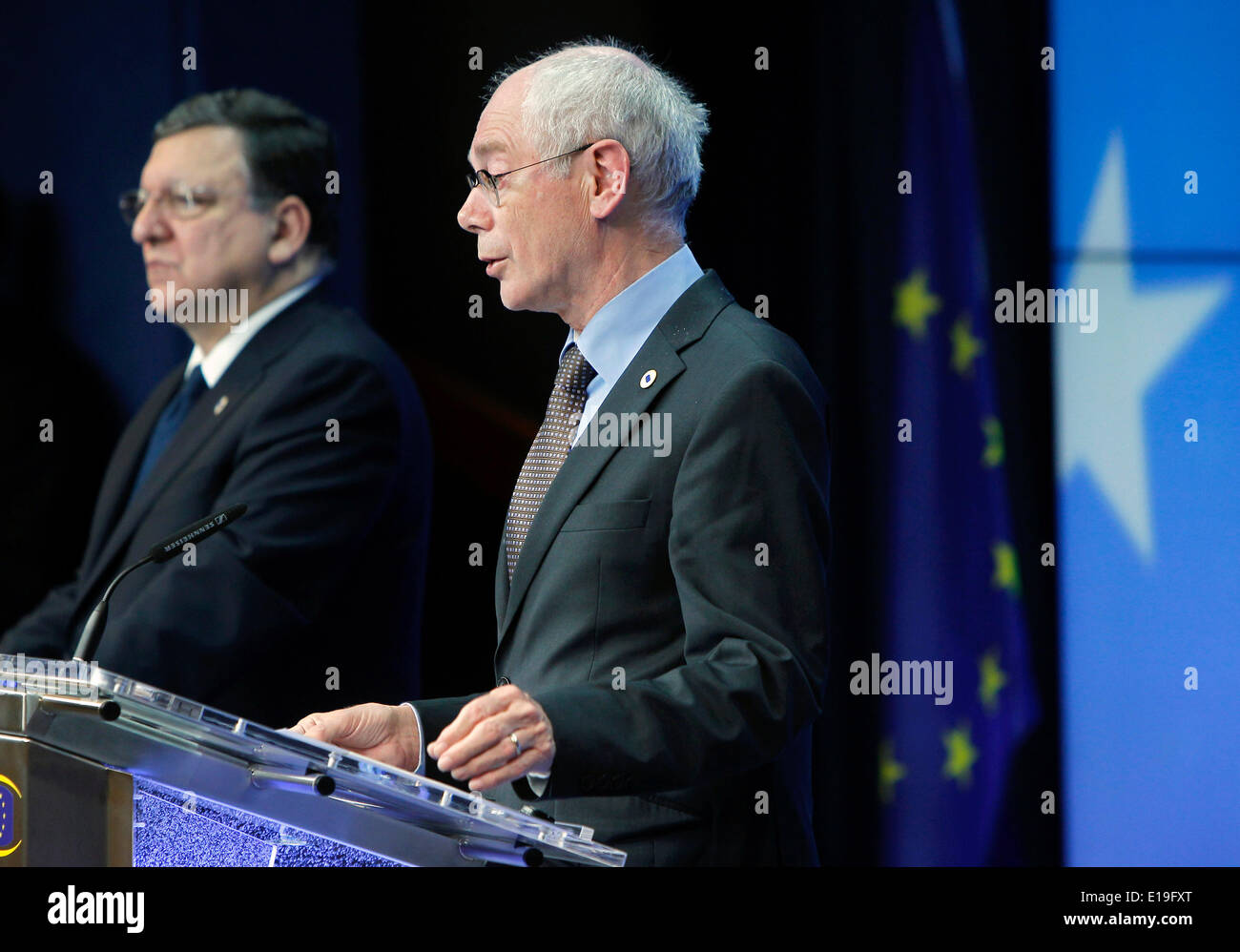 Bruxelles, Belgio. 27 Maggio, 2014. Il presidente del Consiglio europeo Herman Van Rompuy (R) e Presidente della Commissione europea José Manuel Barroso partecipare alla conferenza stampa dopo la cena informale dei Capi di Stato o di governo dell'Unione europea (UE) a Bruxelles, la capitale del Belgio, maggio 27, 2014. Leader dei 28 Stati membri dell'UE riuniti qui martedì per una cena informale riunione a Bruxelles per valutare i risultati delle elezioni europee e il candidato del prossimo Presidente della Commissione europea. Credito: Zhou Lei/Xinhua/Alamy Live News Foto Stock