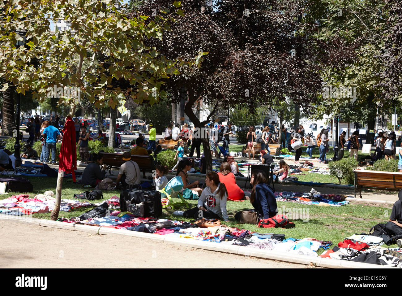 Persone in Parque Forestal in una giornata di sole per il mercato delle pulci all'aperto in Santiago del Cile Foto Stock