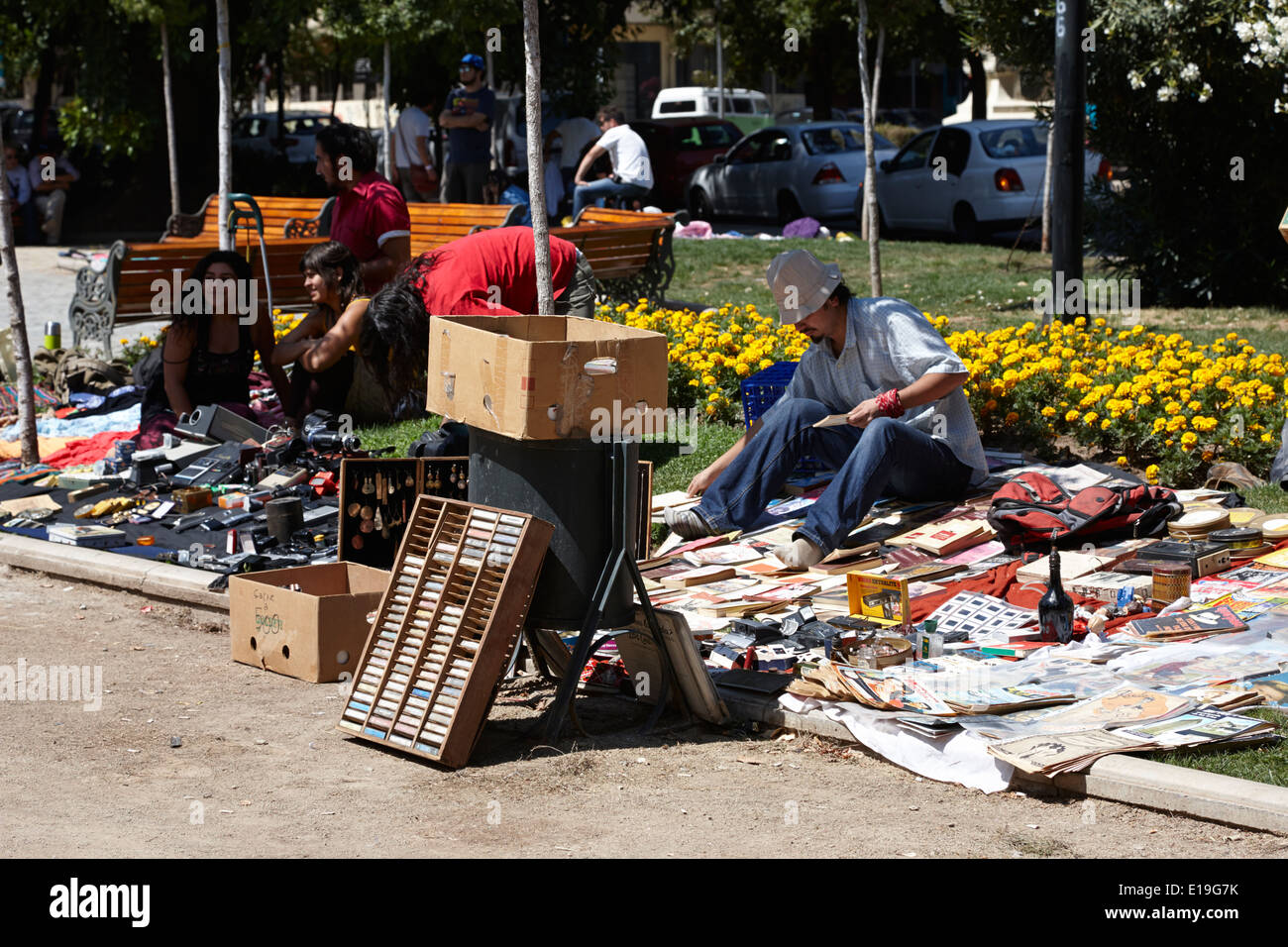 Persone in Parque Forestal in una giornata di sole per il mercato delle pulci all'aperto in Santiago del Cile Foto Stock
