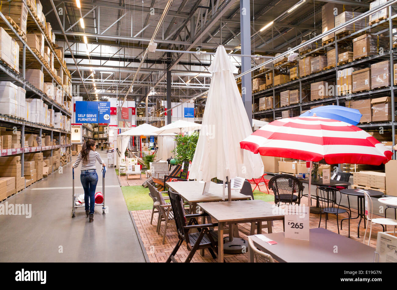 Area di magazzino di mobili Ikea store, England, Regno Unito Foto Stock