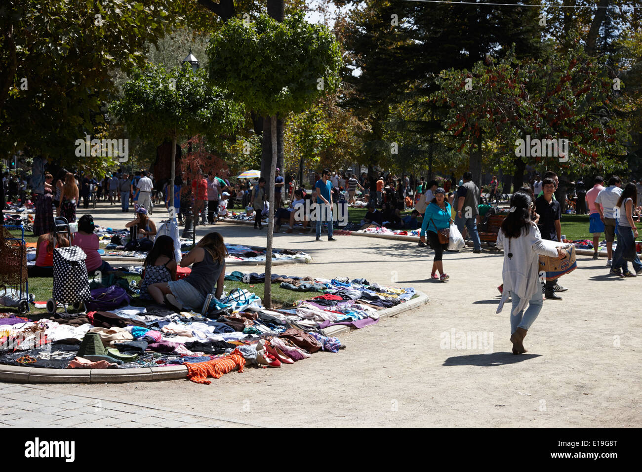 Persone in Parque Forestal in una giornata di sole per il mercato delle pulci all'aperto in Santiago del Cile Foto Stock