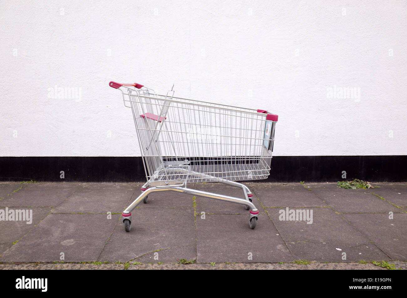 Abbandonato carrello per supermercati a sinistra sul marciapiede, London, England, Regno Unito Foto Stock