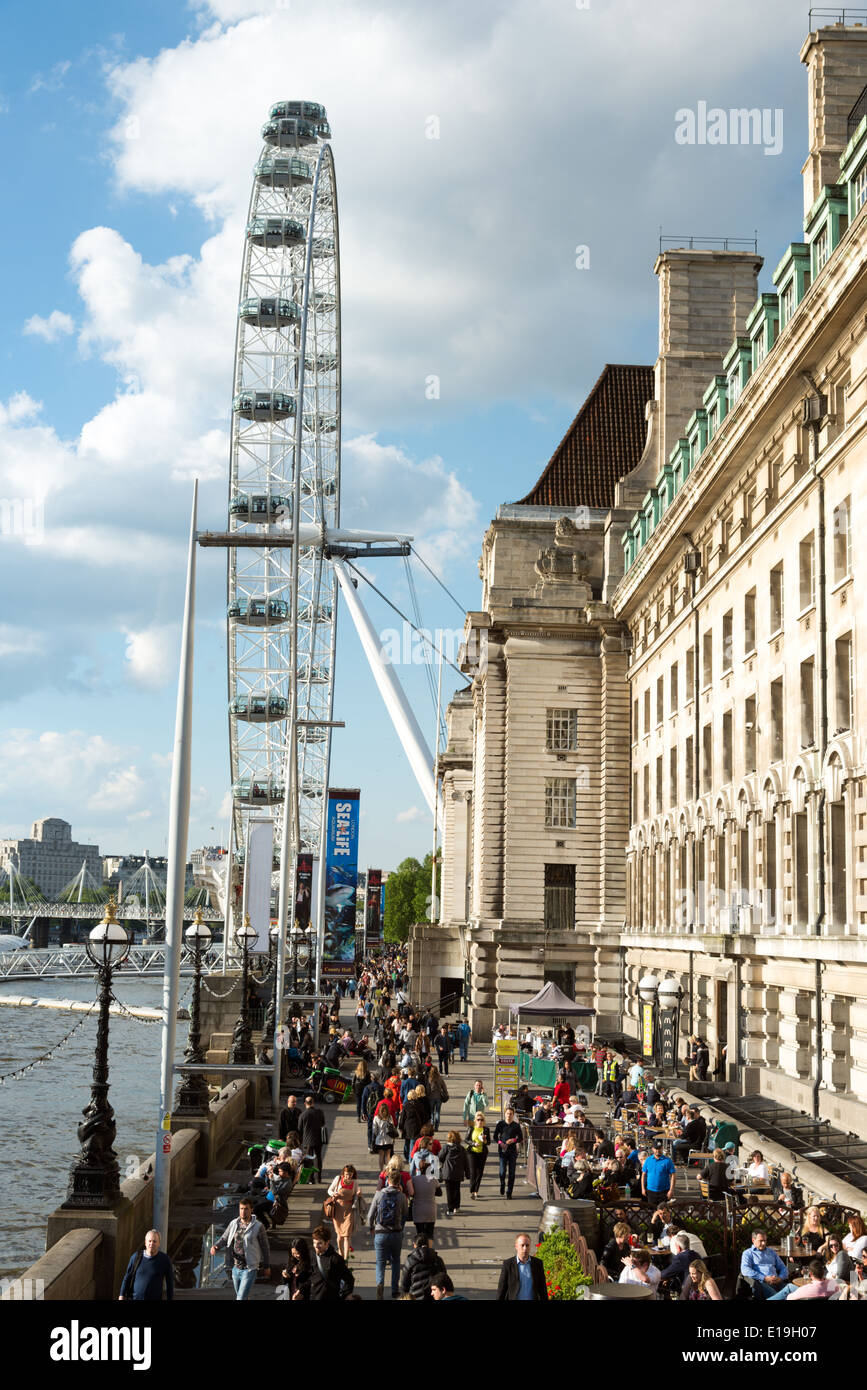 Il London Eye sulla Southbank, England, Regno Unito Foto Stock