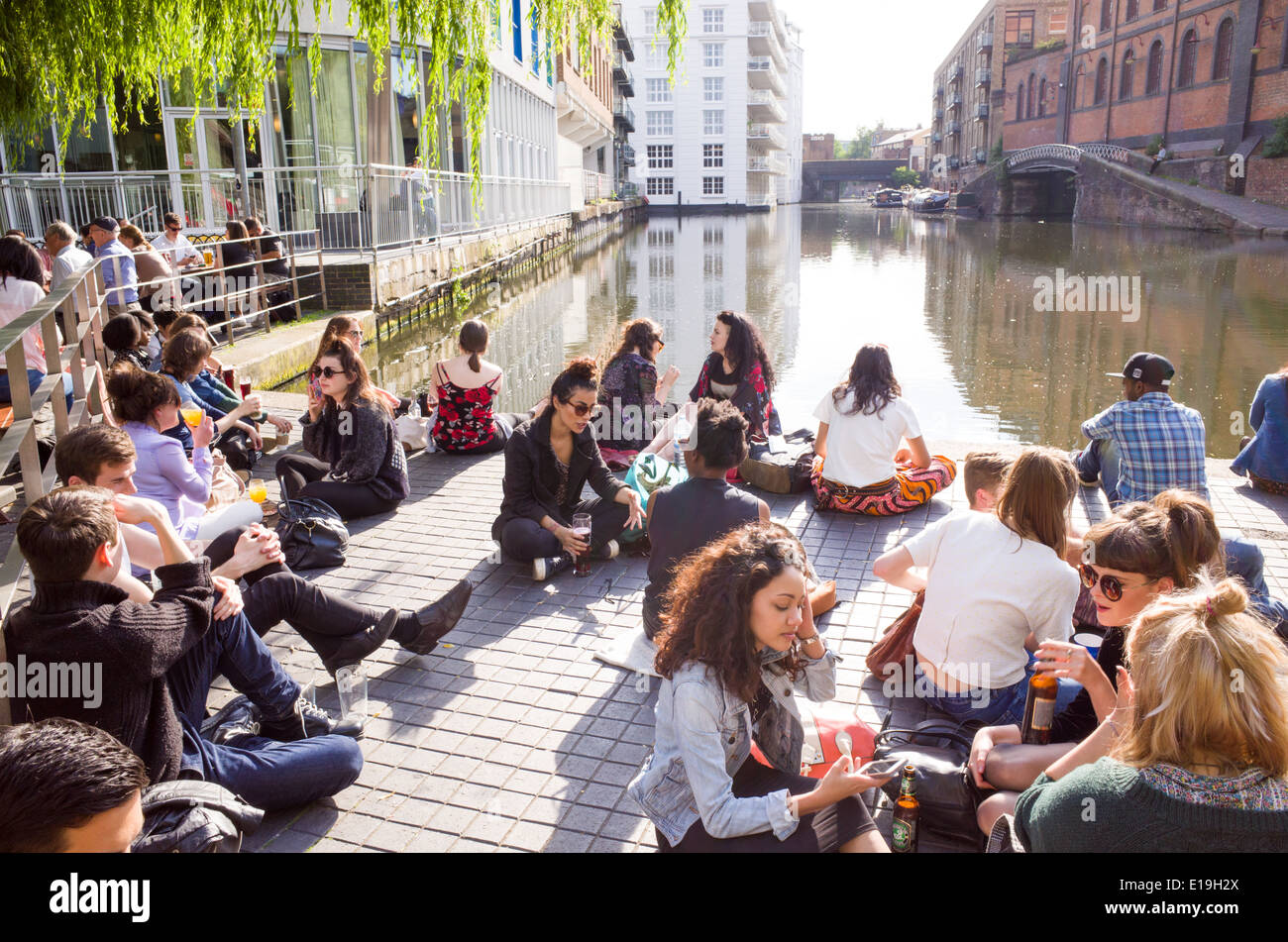 Giovani rilassante accanto al Regent's Canal di Camden Town, Londra, Inghilterra, Regno Unito Foto Stock