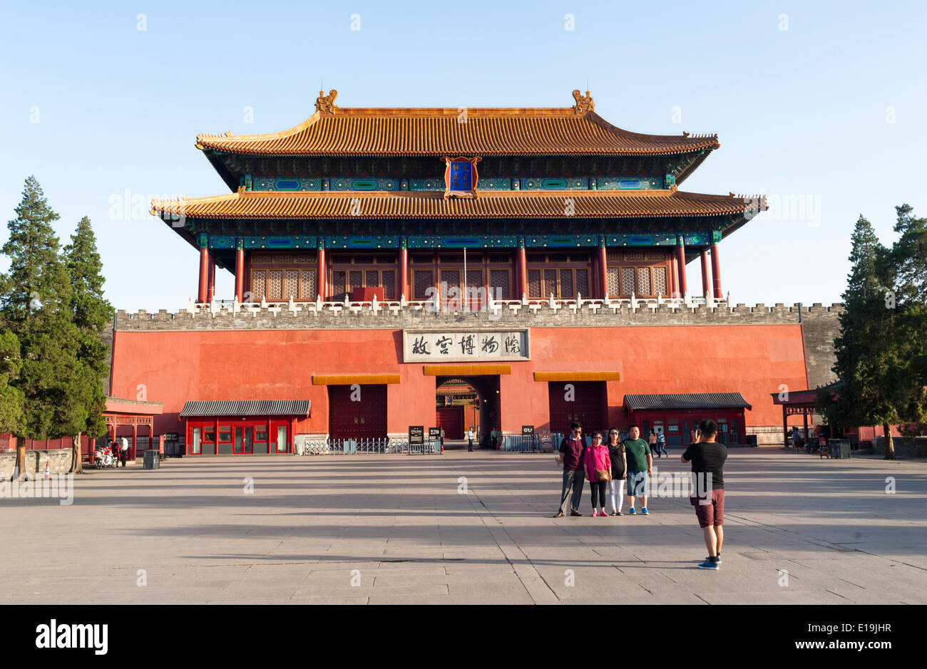 I turisti scattare foto di fronte ShenWu Gatetower, Città proibita Foto Stock