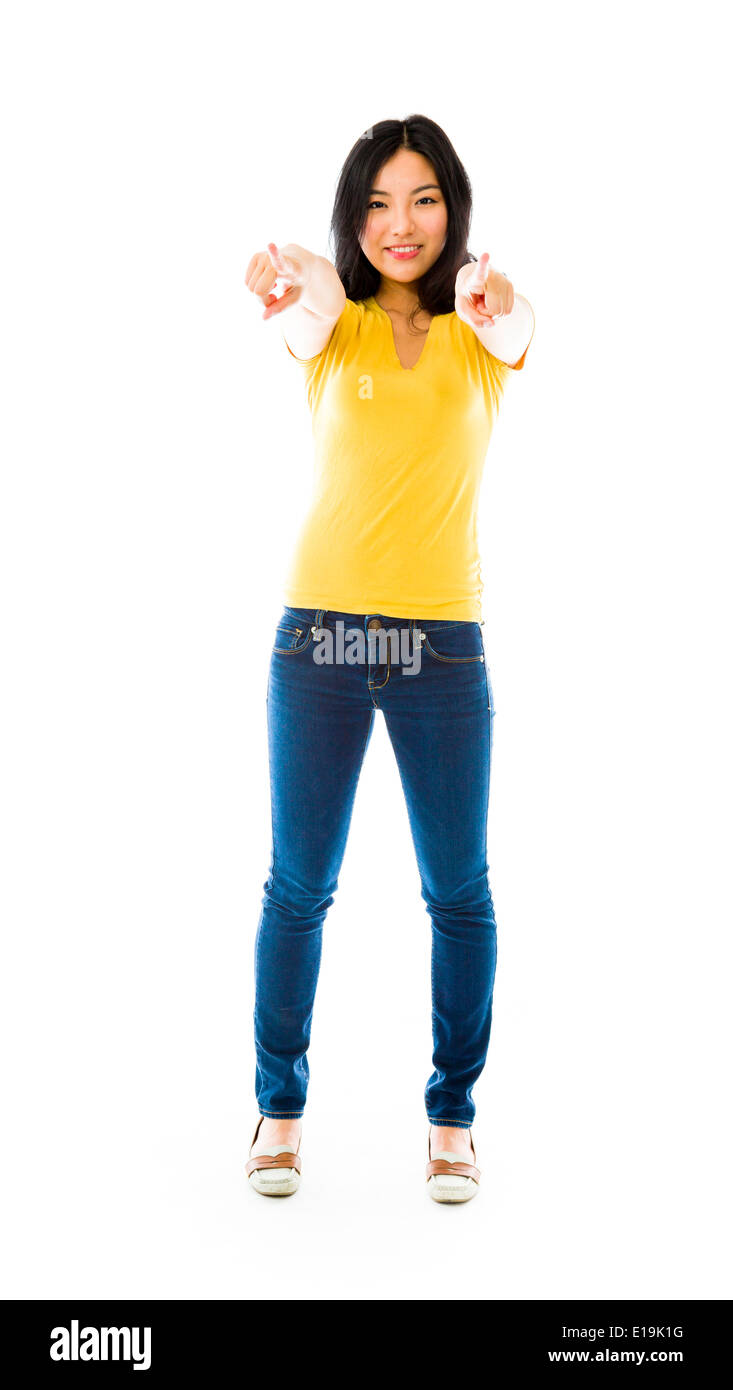 Sorridente giovane donna asiatica rivolta verso la telecamera da entrambe le mani Foto Stock